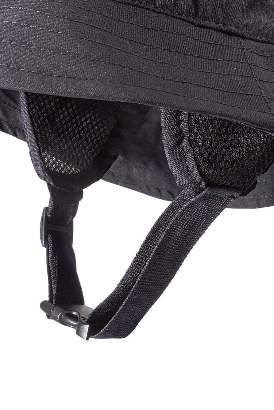 Detalhe das fivelas e ajustes do chapéu bucket preto da marca Greenish, ideal para esportes ao ar livre.