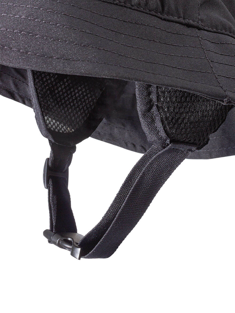 Detalhe das fivelas e ajustes do chapéu bucket preto da marca Greenish, ideal para esportes ao ar livre.