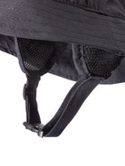 Detalhe das fivelas e ajustes do chapéu bucket preto da marca Greenish, ideal para esportes ao ar livre.