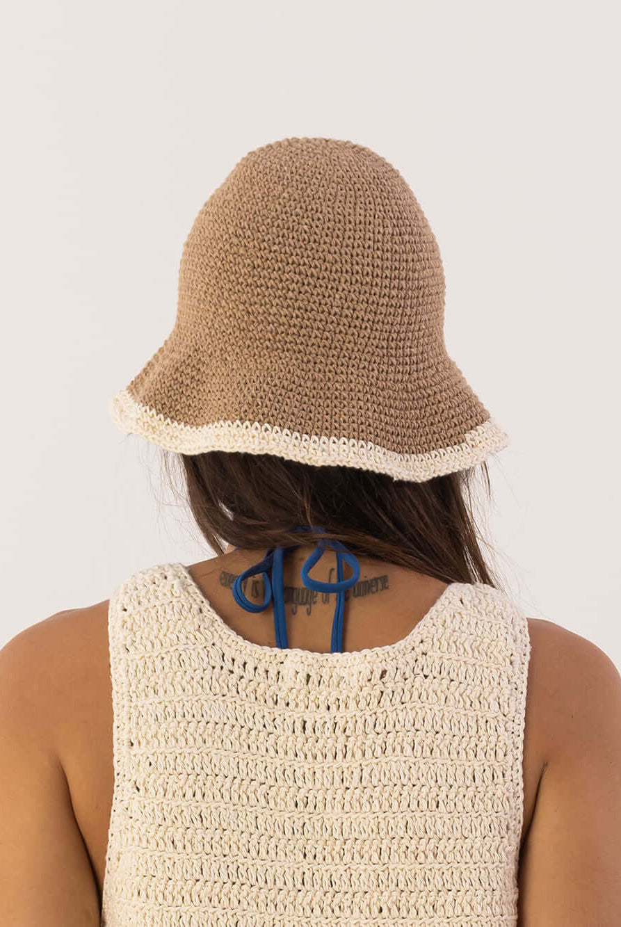 Chapéu bucket tropical bege da Greenish, modelo de crochê com detalhes em branco, ideal para looks de verão.