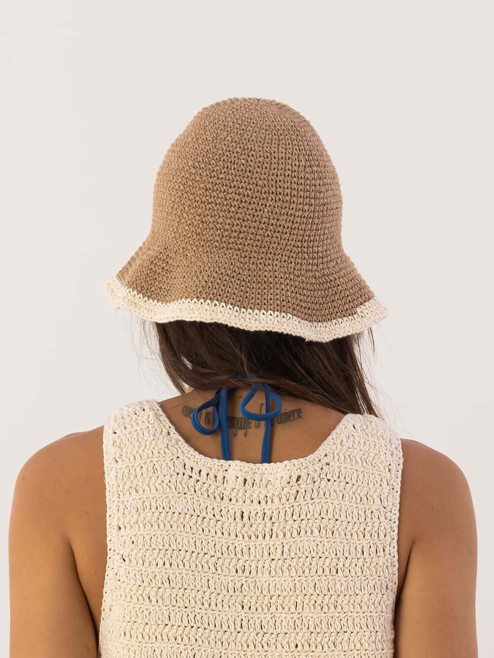 Chapéu bucket tropical bege da Greenish, modelo de crochê com detalhes em branco, ideal para looks de verão.