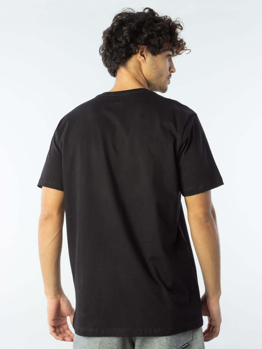 Camiseta vintage stripes preta com caimento perfeito da Greenish - malha sustentável 100% algodão.