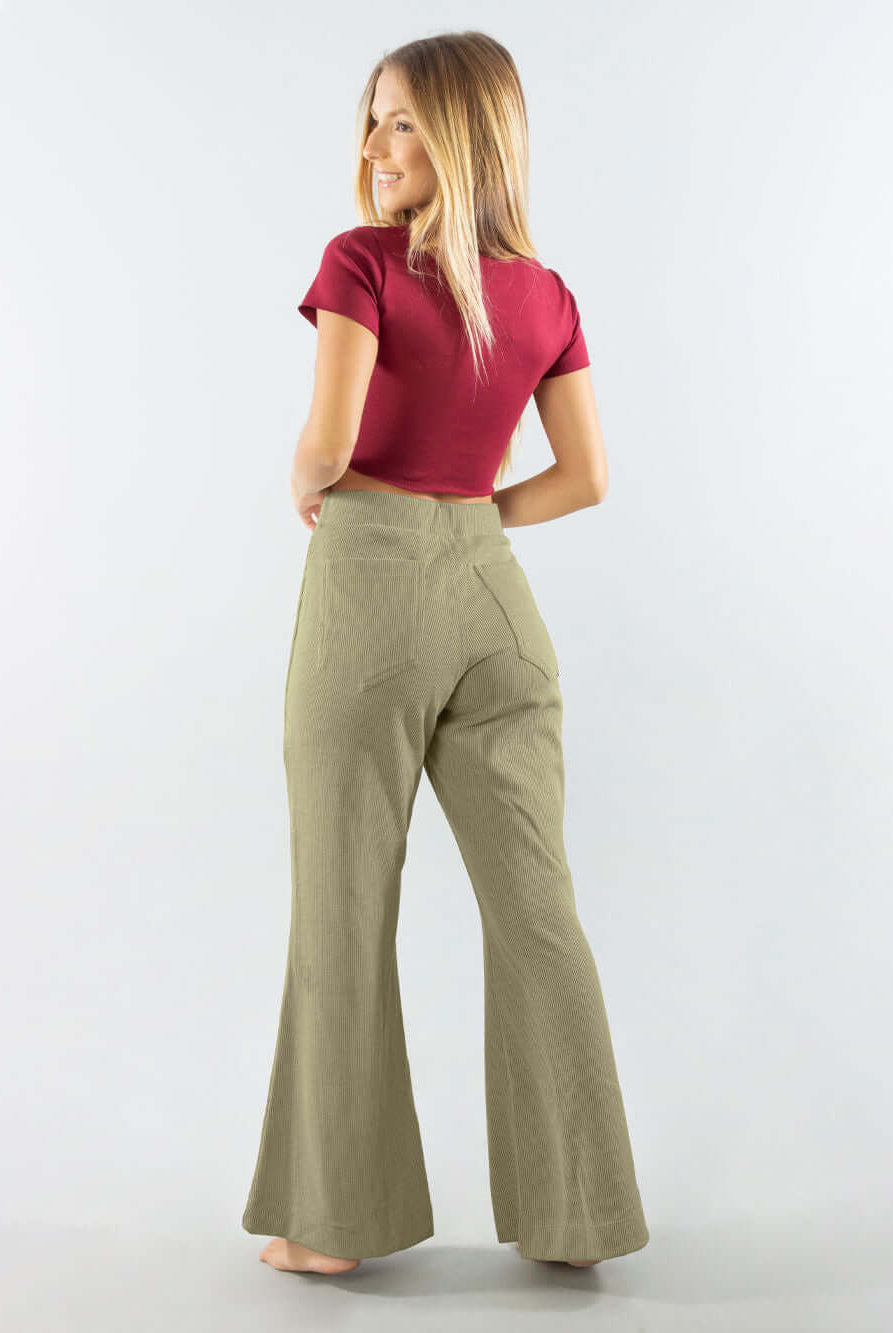 Calça Heaven Verde da Greenish, confortável e estilosa, com cós elástico e bolsos laterais. Moda moderna e anatômica.