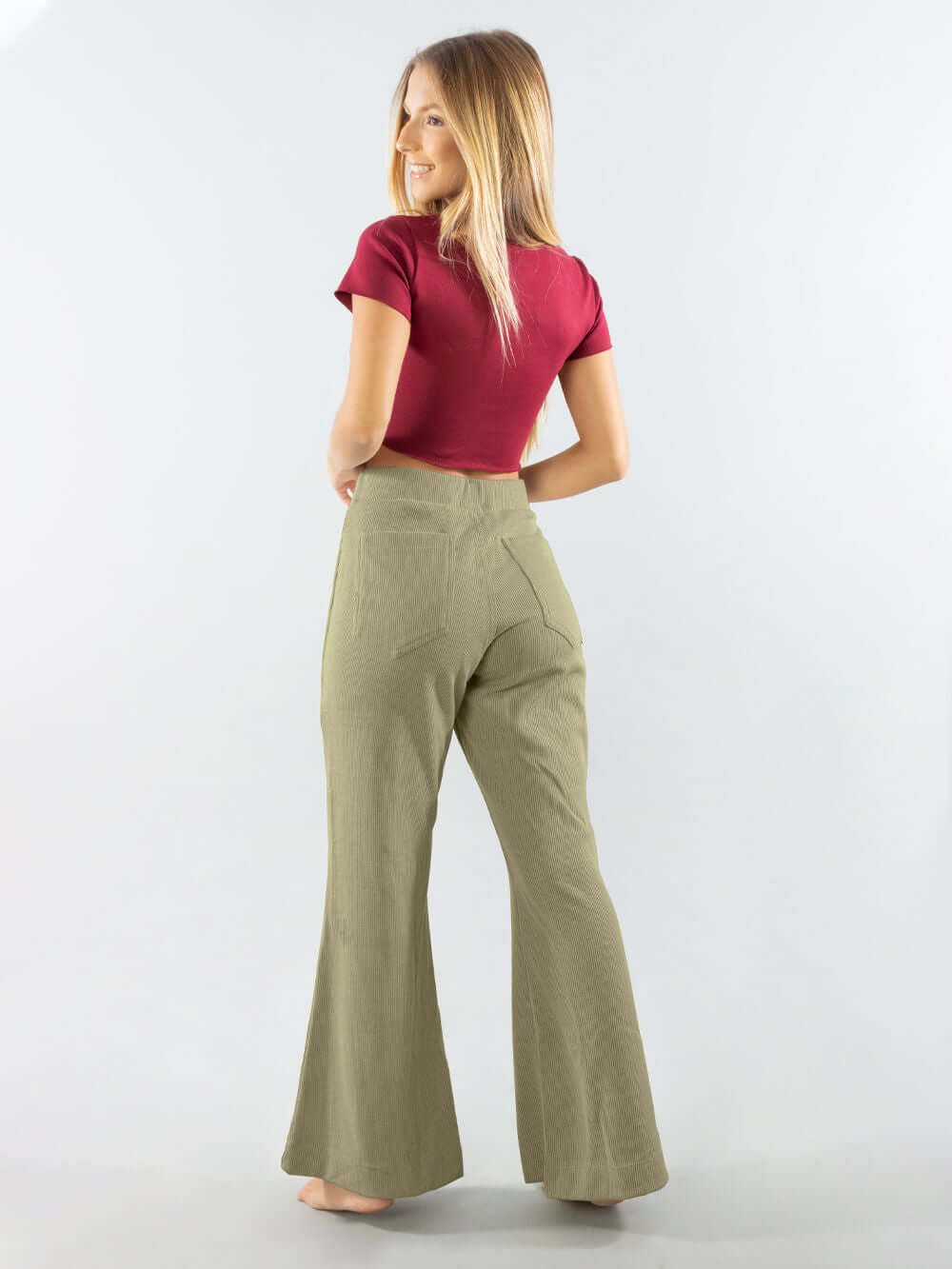 Calça Heaven Verde da Greenish, confortável e estilosa, com cós elástico e bolsos laterais. Moda moderna e anatômica.