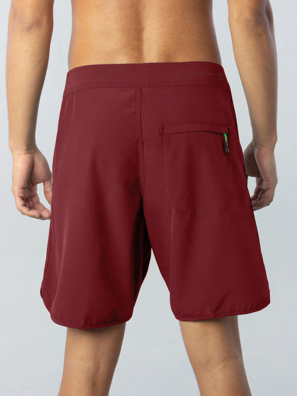 Boardshort Vintage Embroidery Bordo da Greenish, cós anatômico e bolso traseiro, perfeito para conforto e estilo.