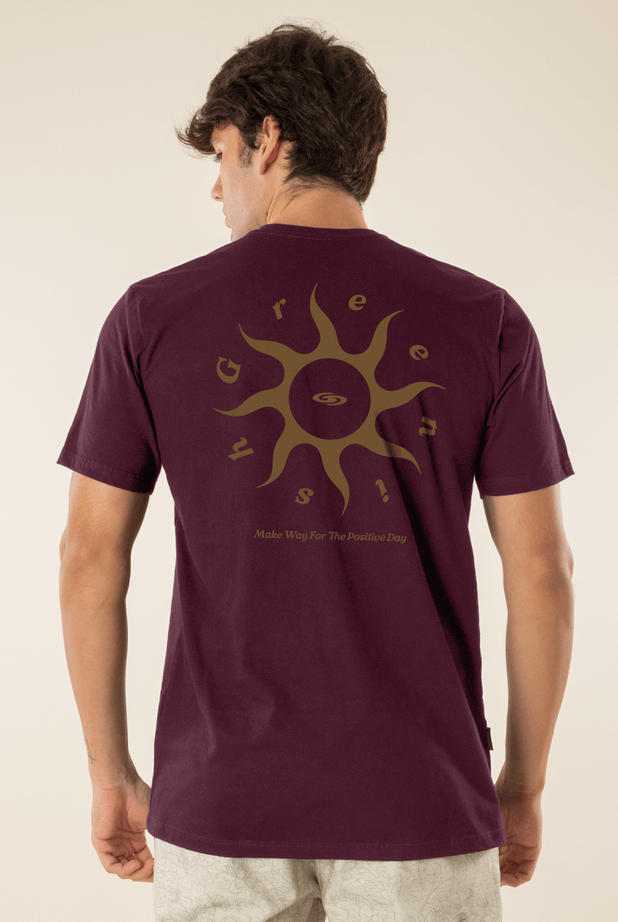 Camiseta Sunshine Bordo da Greenish, com design de sol nas costas, perfeita para conforto e estilo diário.