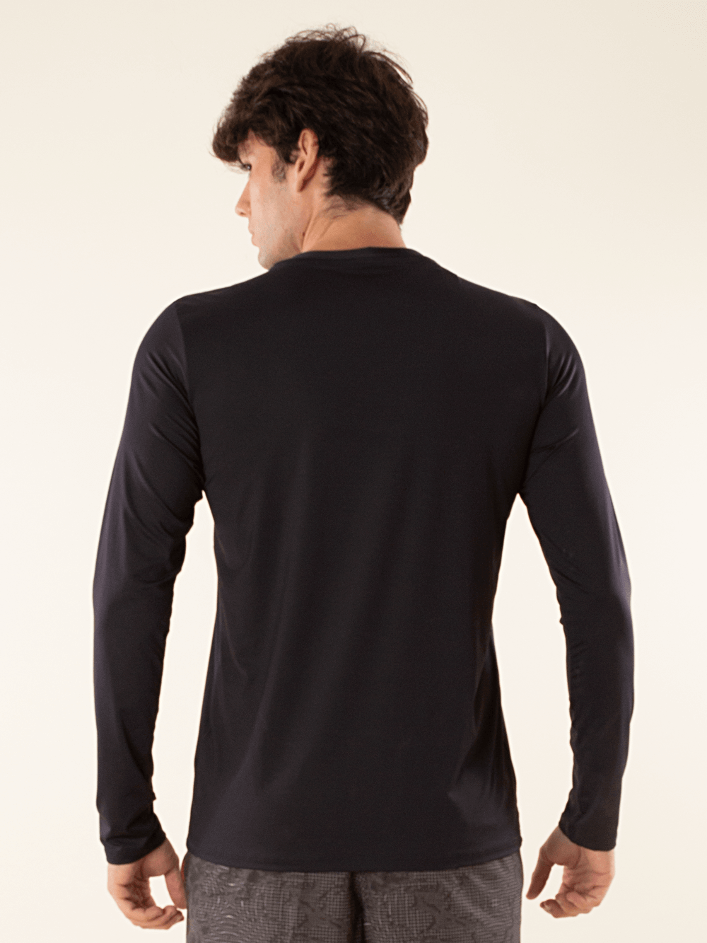 Camisa UV Basic preta da Greenish - proteção solar e conforto em atividades ao ar livre.