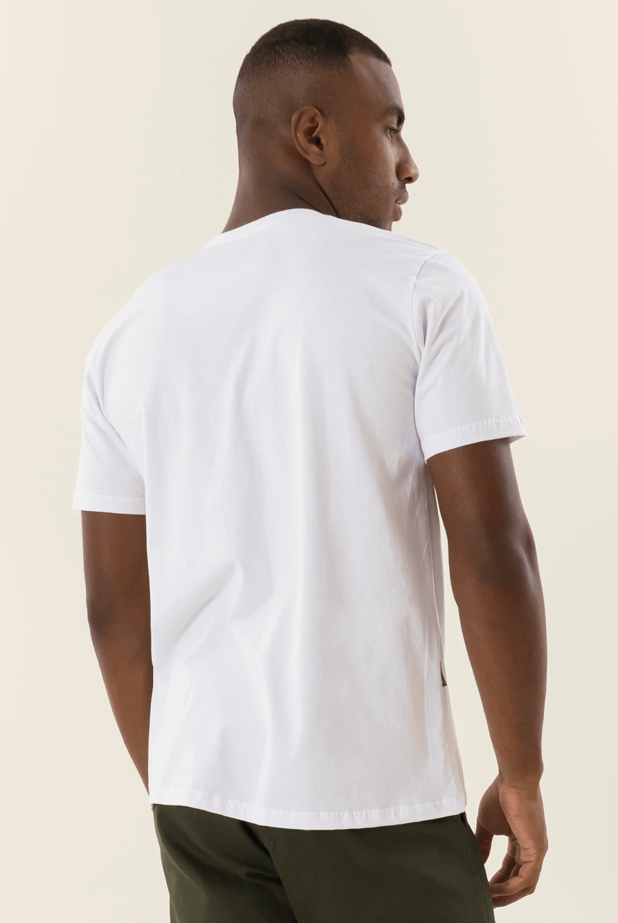 Camiseta simples branca da Greenish, modelo clássico, leve e macio, ideal para uso diário e conforto.