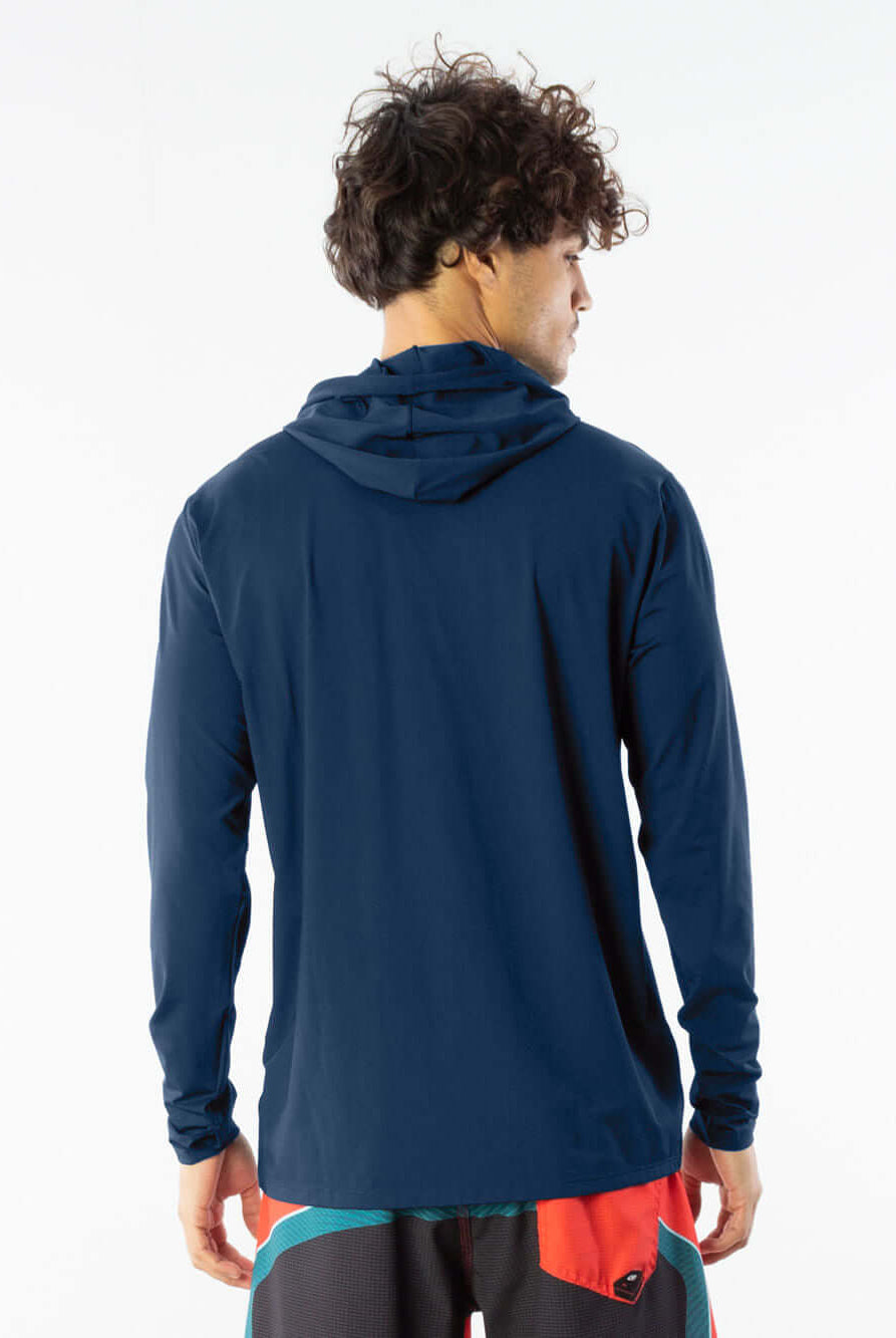Camisa UV com capuz azul marinho da Greenish, ideal para atividades ao ar livre em dias ensolarados.