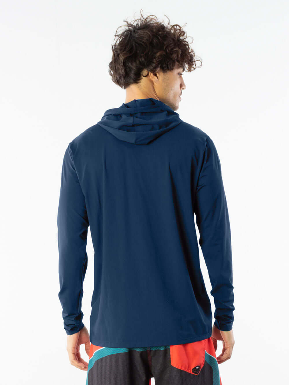 Camisa UV com capuz azul marinho da Greenish, ideal para atividades ao ar livre em dias ensolarados.