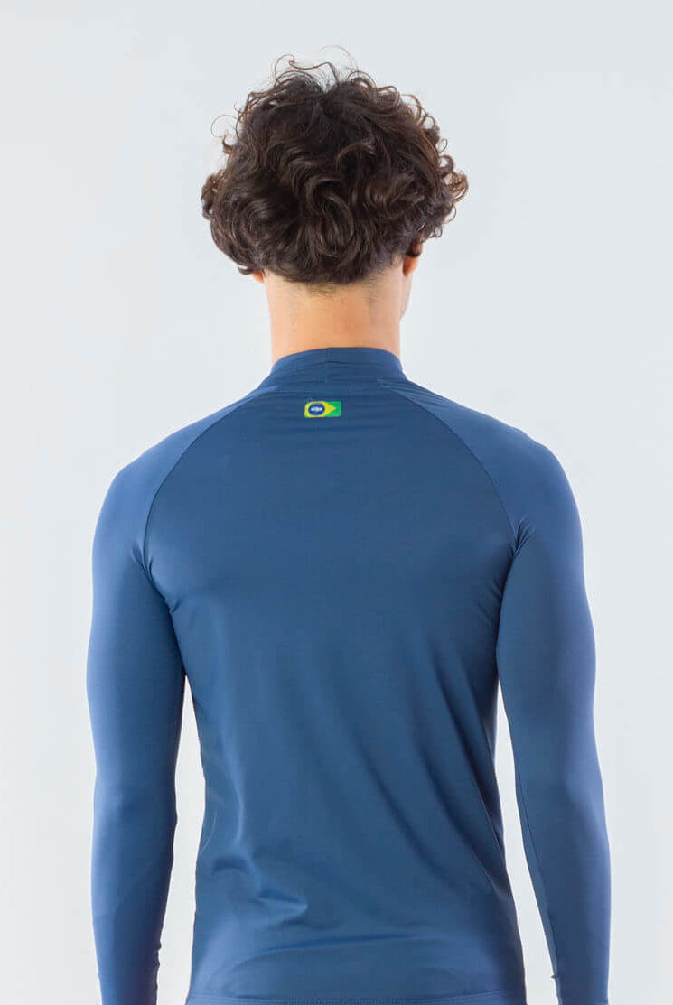 Camiseta UV Blue Logotipia da Greenish, proteção solar e conforto para esportes aquáticos.