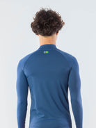 Camiseta UV Blue Logotipia da Greenish, proteção solar e conforto para esportes aquáticos.