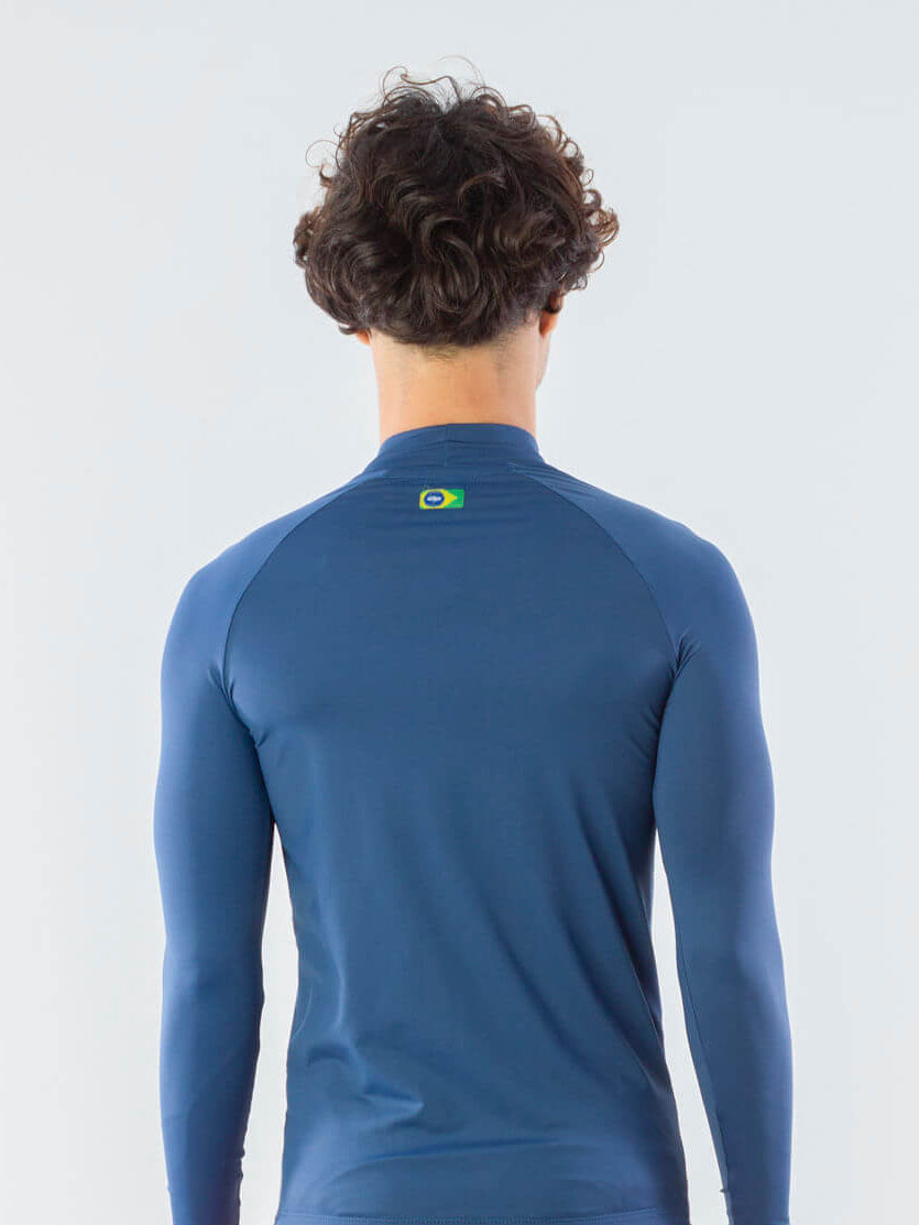 Camiseta UV Blue Logotipia da Greenish, proteção solar e conforto para esportes aquáticos.