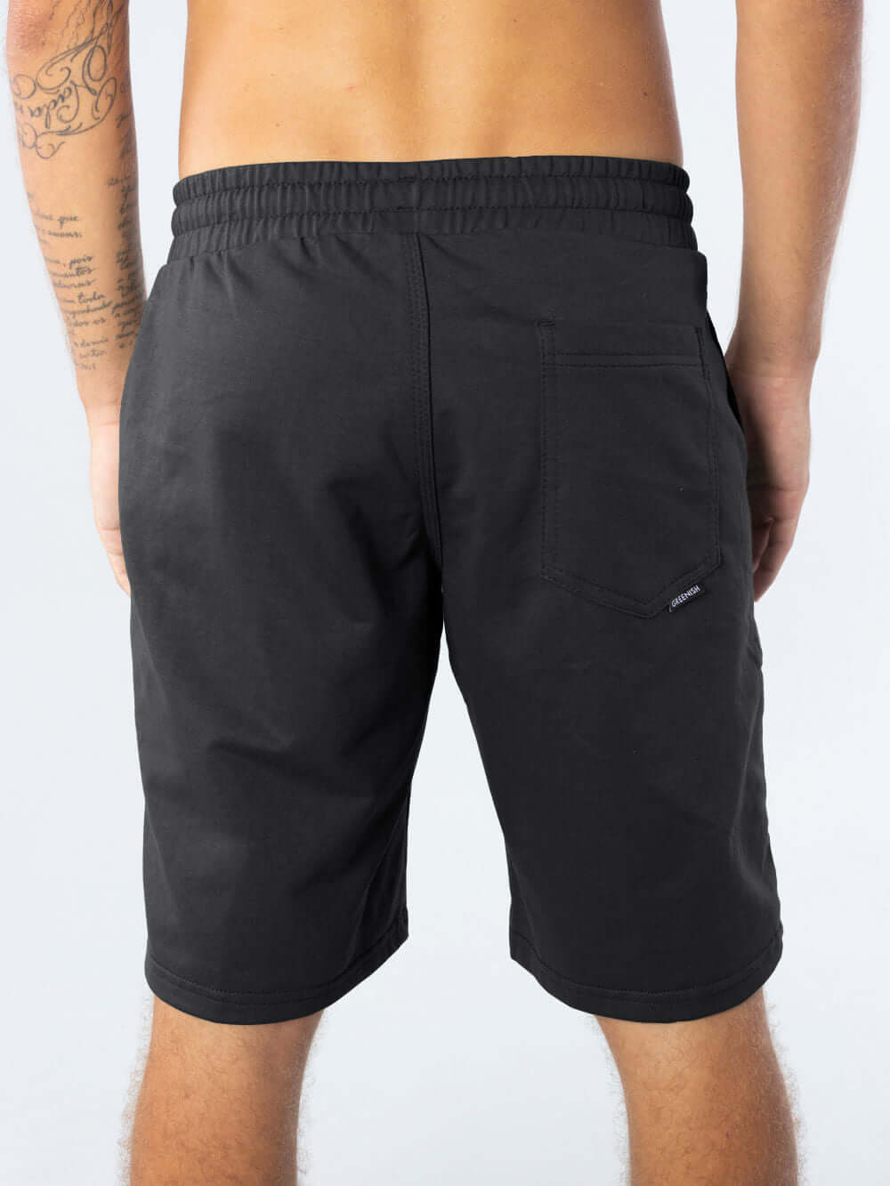 Bermuda moletom basic preta da marca Greenish, mostrando a parte de trás e o bolso.