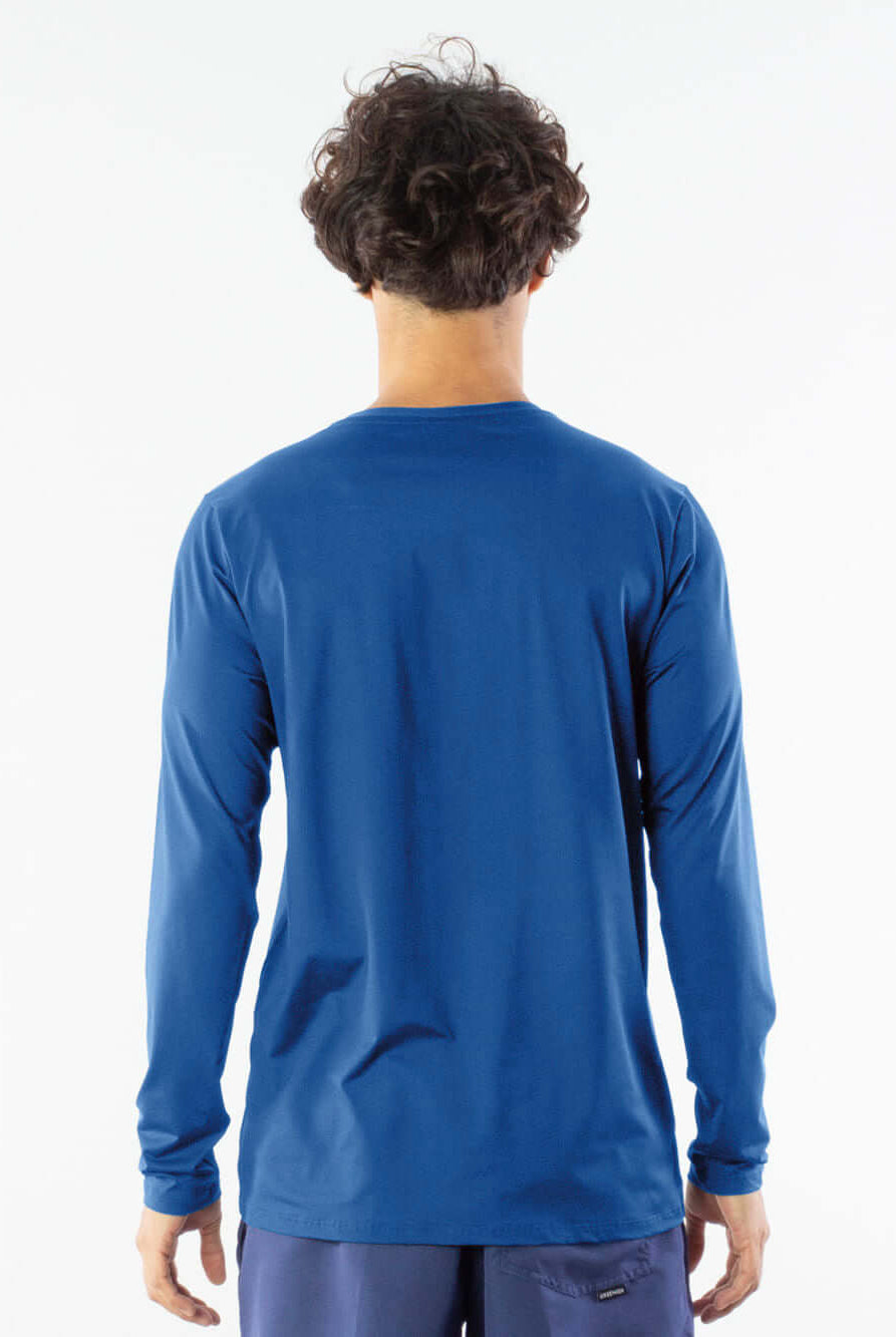 Camisa UV Manga Longa Basic Azul da Greenish, vista traseira, ideal para proteção solar em atividades ao ar livre.