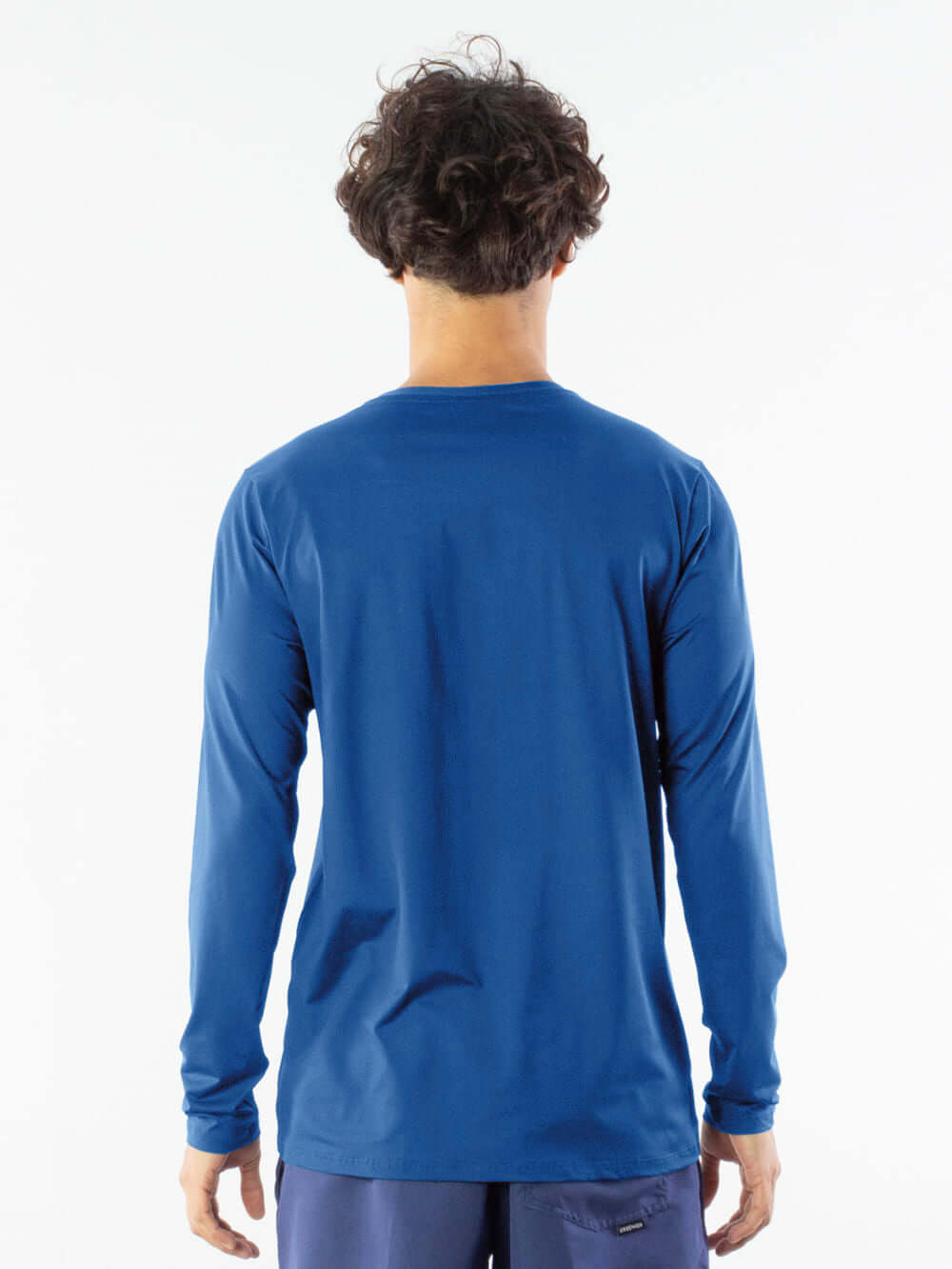 Camisa UV Manga Longa Basic Azul da Greenish, vista traseira, ideal para proteção solar em atividades ao ar livre.