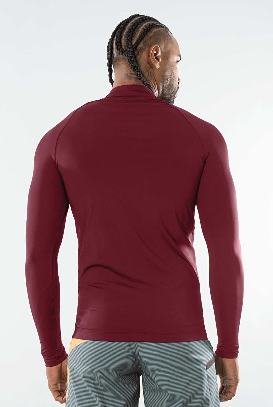 Homem usando colete UV manga longa logotipo Greenish na cor vermelha, visto de costas.