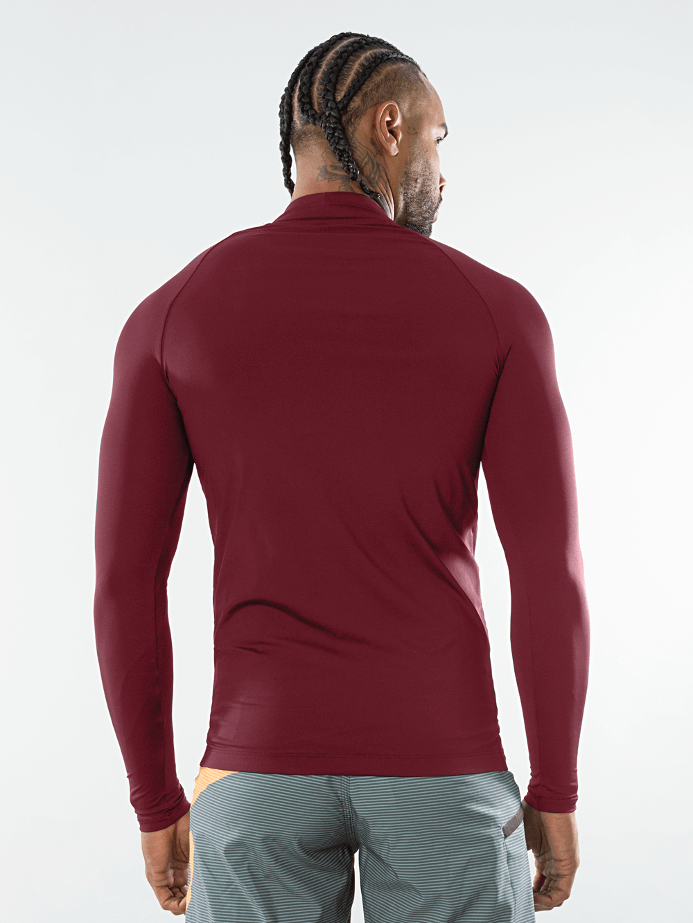 Homem usando colete UV manga longa logotipo Greenish na cor vermelha, visto de costas.