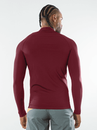 Homem usando colete UV manga longa logotipo Greenish na cor vermelha, visto de costas.