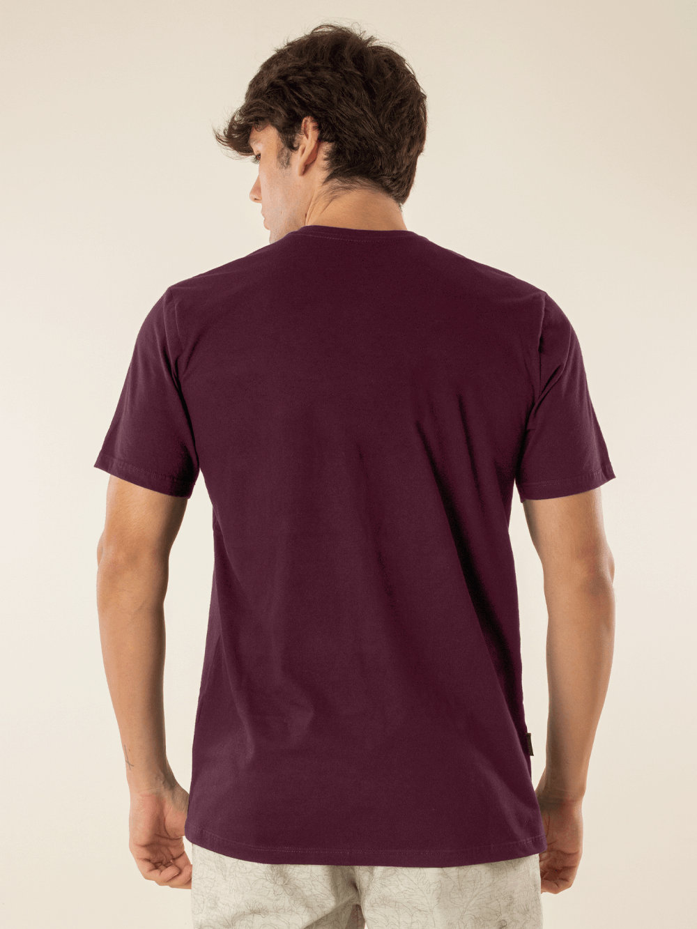 Camiseta bordo da Greenish, modelo clássico, vista de costas, ideal para rolês casuais e conforto no dia a dia.