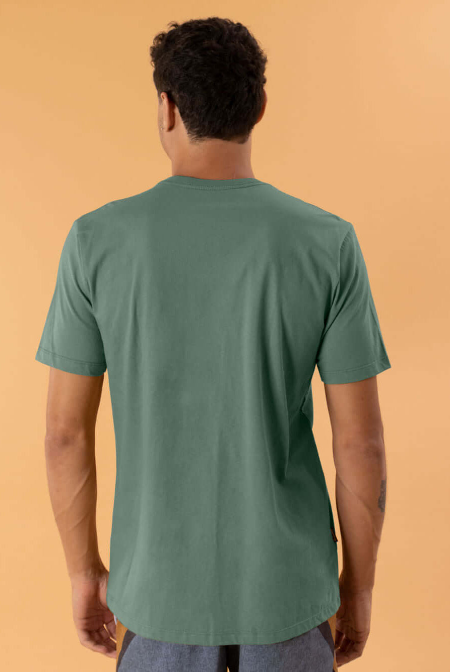 Camiseta verde Greenish Small Logo, modelo clássico, vista traseira, confeccionada em algodão sustentável.