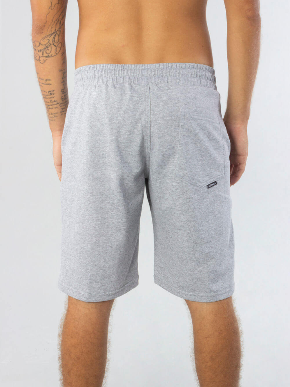 Bermuda Moletom Basic Mescla da Greenish, vista traseira com elástico e bolso lateral, ideal para o conforto do dia a dia.