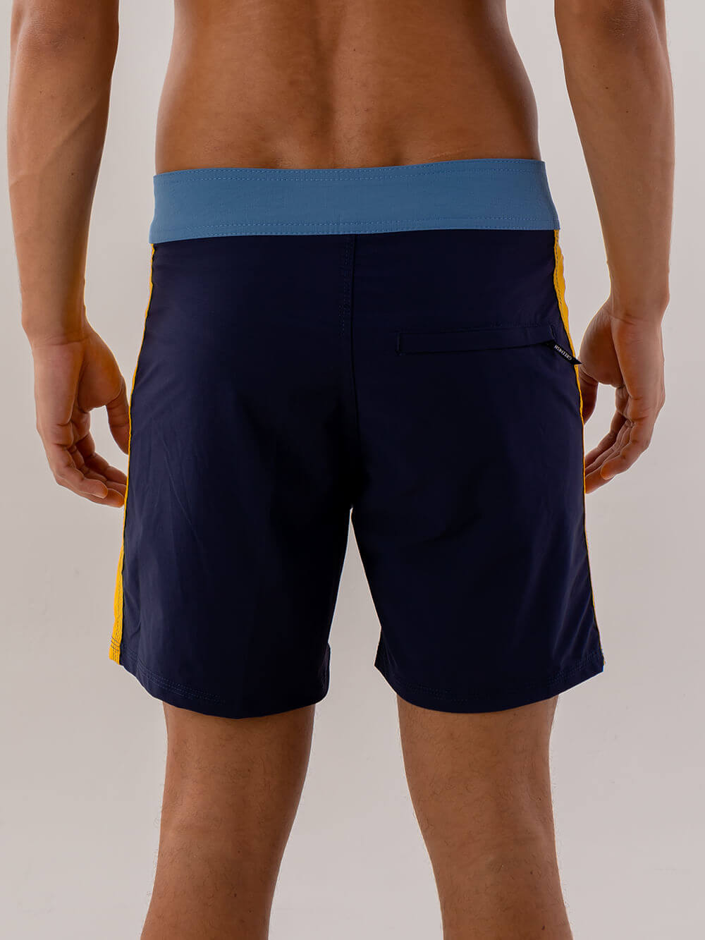 Bermuda de banho Azul Marinho da Greenish, com cós anatômico e detalhes em amarelo, ideal para looks casuais.