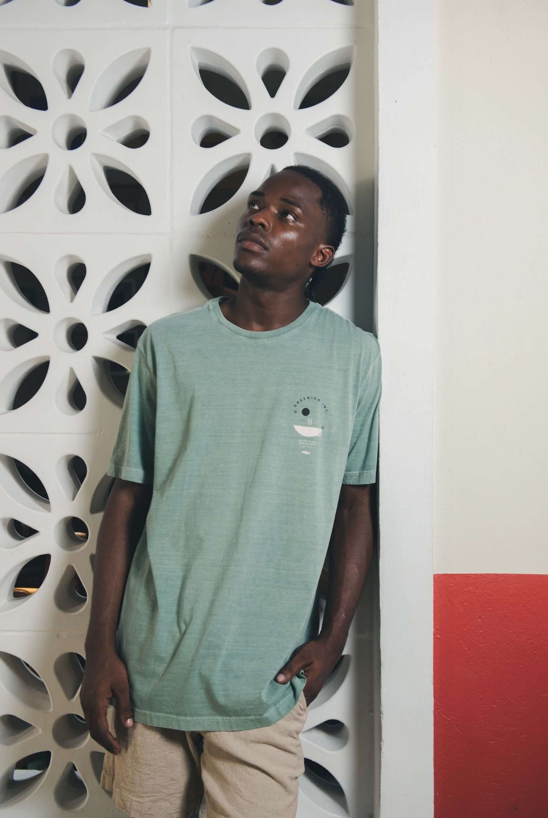 Modelo usando camiseta verde da Greenish, 100% algodão, minimalista e versátil para o dia a dia.