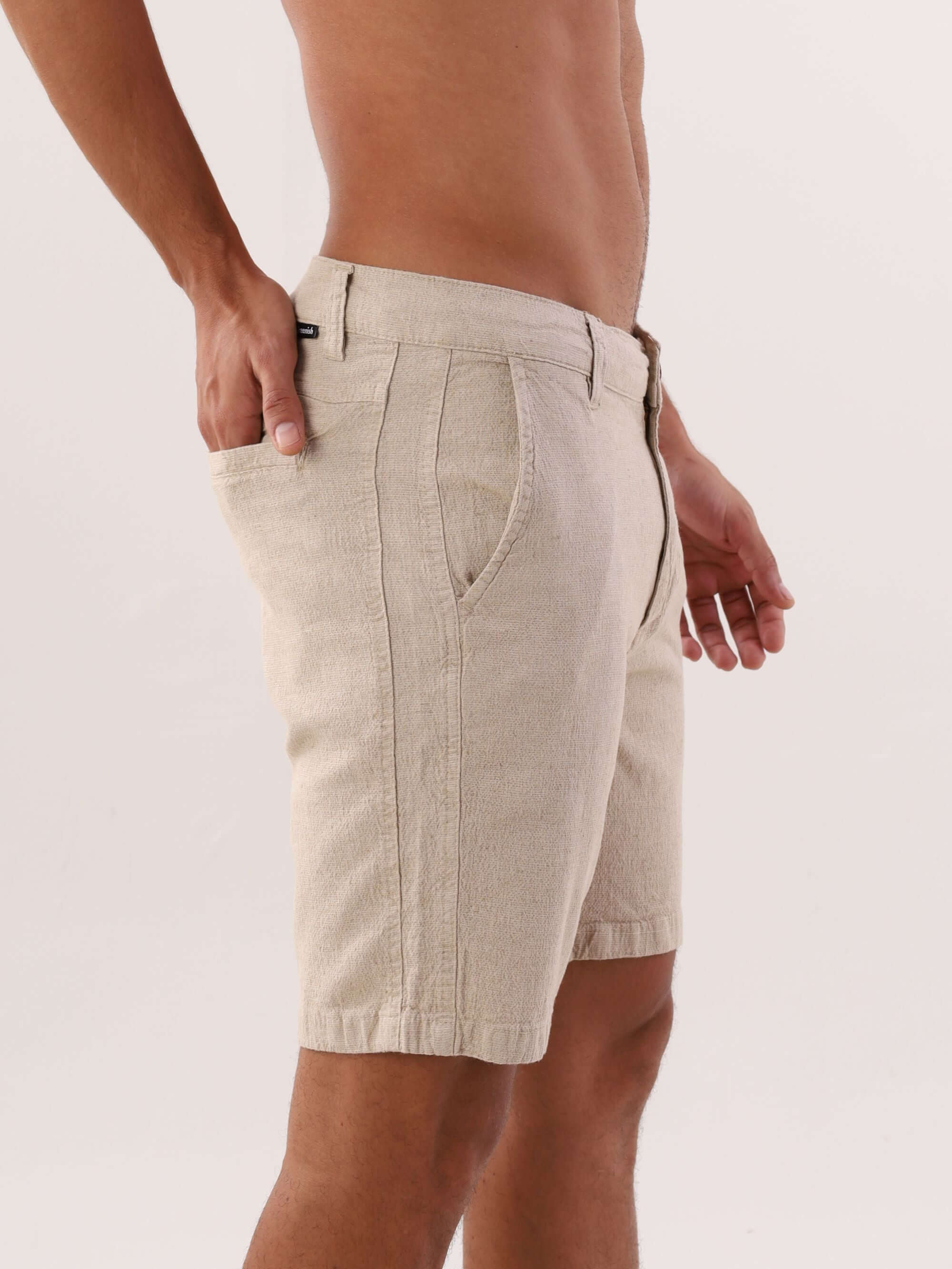 Bermuda Classic de linho off white da Greenish, ideal para o verão e ocasiões casuais, com caimento perfeito e estilo.