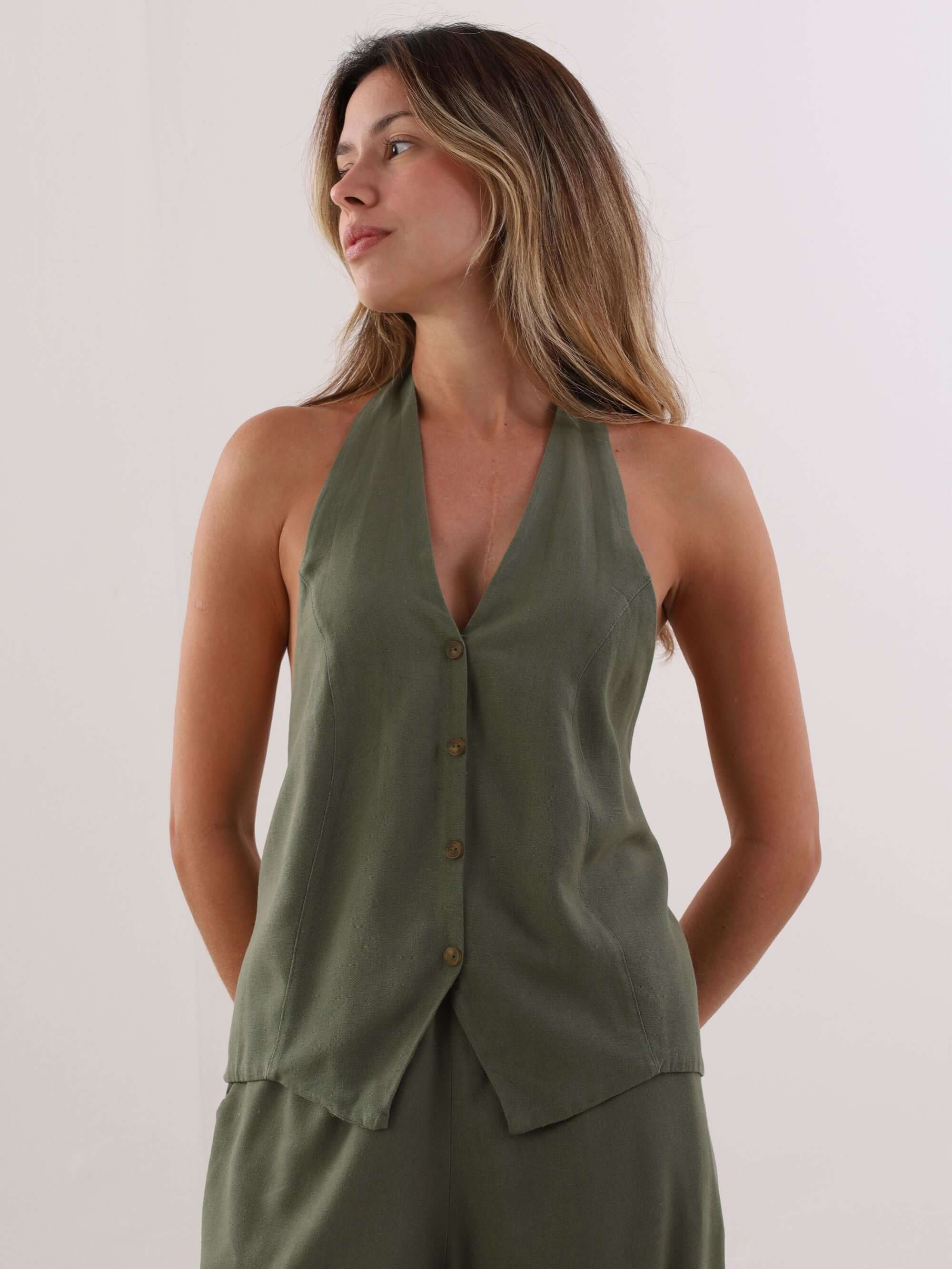 Blusa colete verde escuro Fani da marca Greenish, perfeita para looks frescos e elegantes.