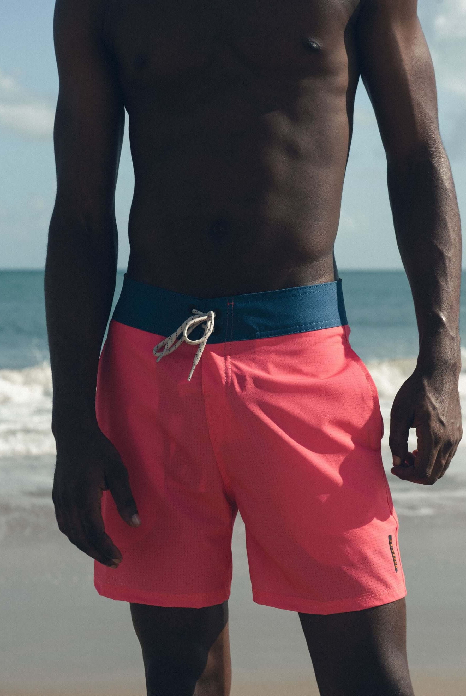 Shorts Boardwalk Sunny Viber Coral da Greenish, leves e rápidos, ideais para surf e uso urbano.