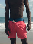 Shorts Boardwalk Sunny Viber Coral da Greenish, leves e rápidos, ideais para surf e uso urbano.