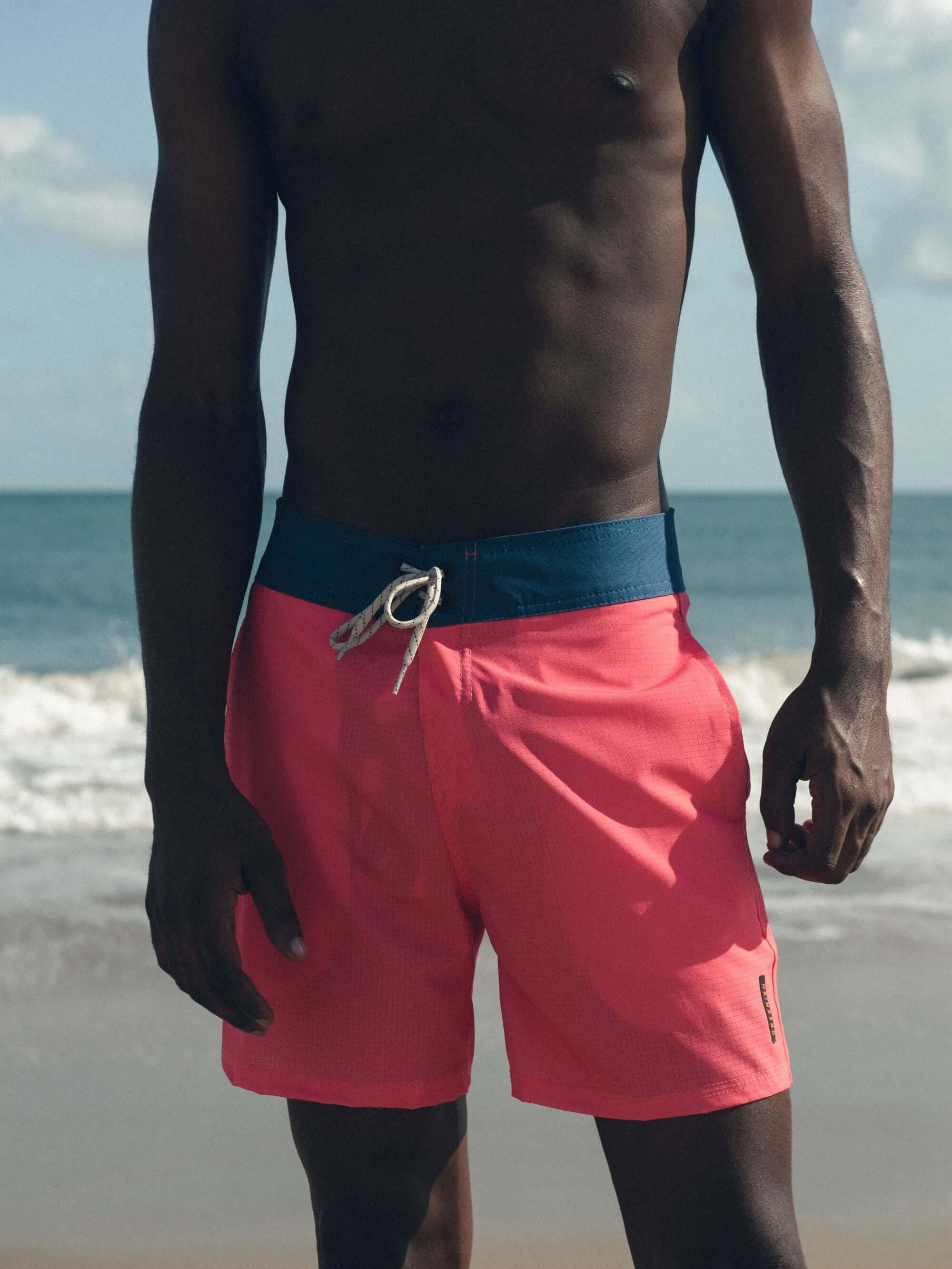 Shorts Boardwalk Sunny Viber Coral da Greenish, leves e rápidos, ideais para surf e uso urbano.