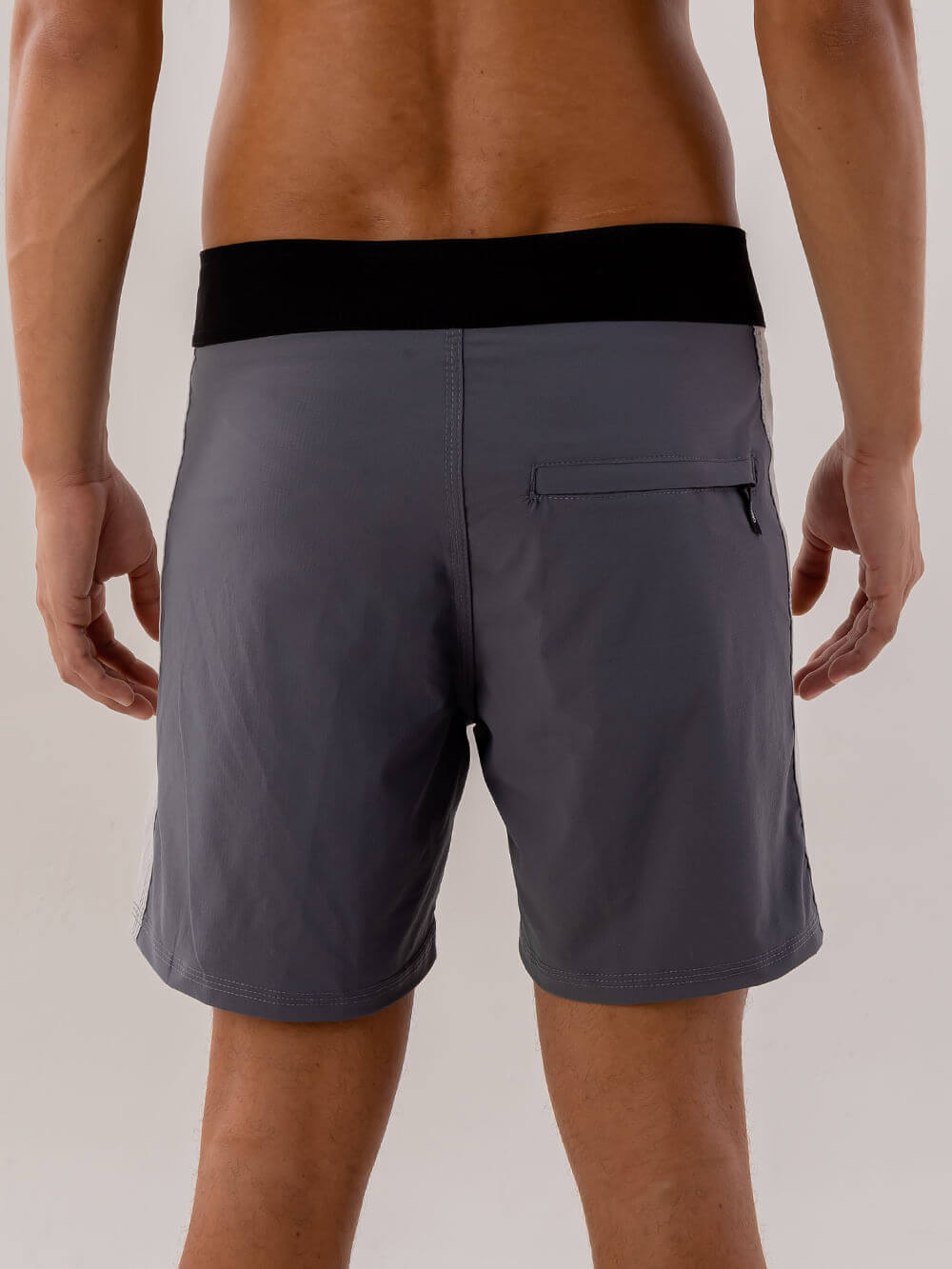 Bermuda Boardwalk Classic Trunk Chumbo da Greenish, visual traseiro com cós anatômico e bolso prático.