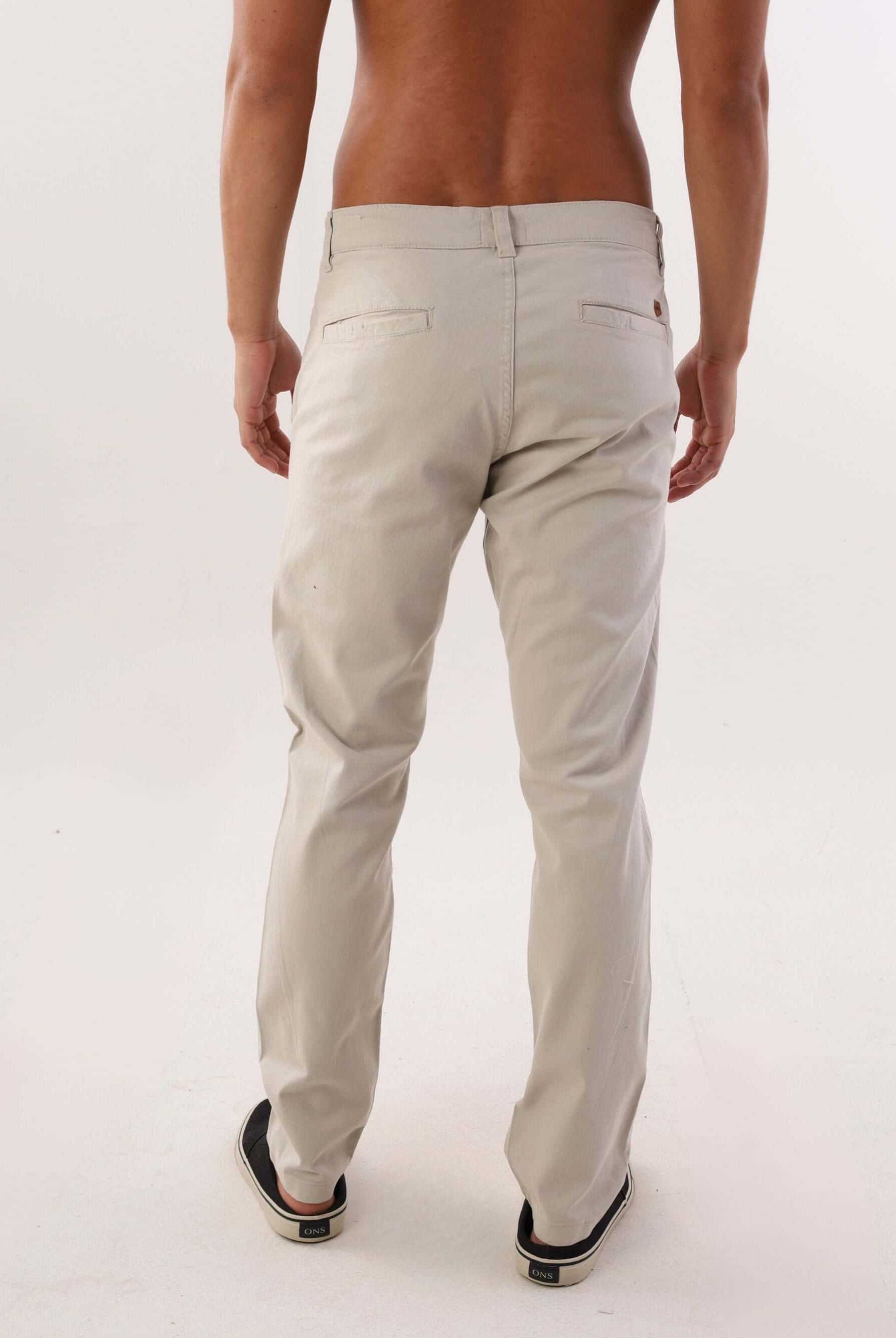 Calça Sarja Chino Natural da Greenish vista de costas, confortável e versátil para diversas ocasiões.