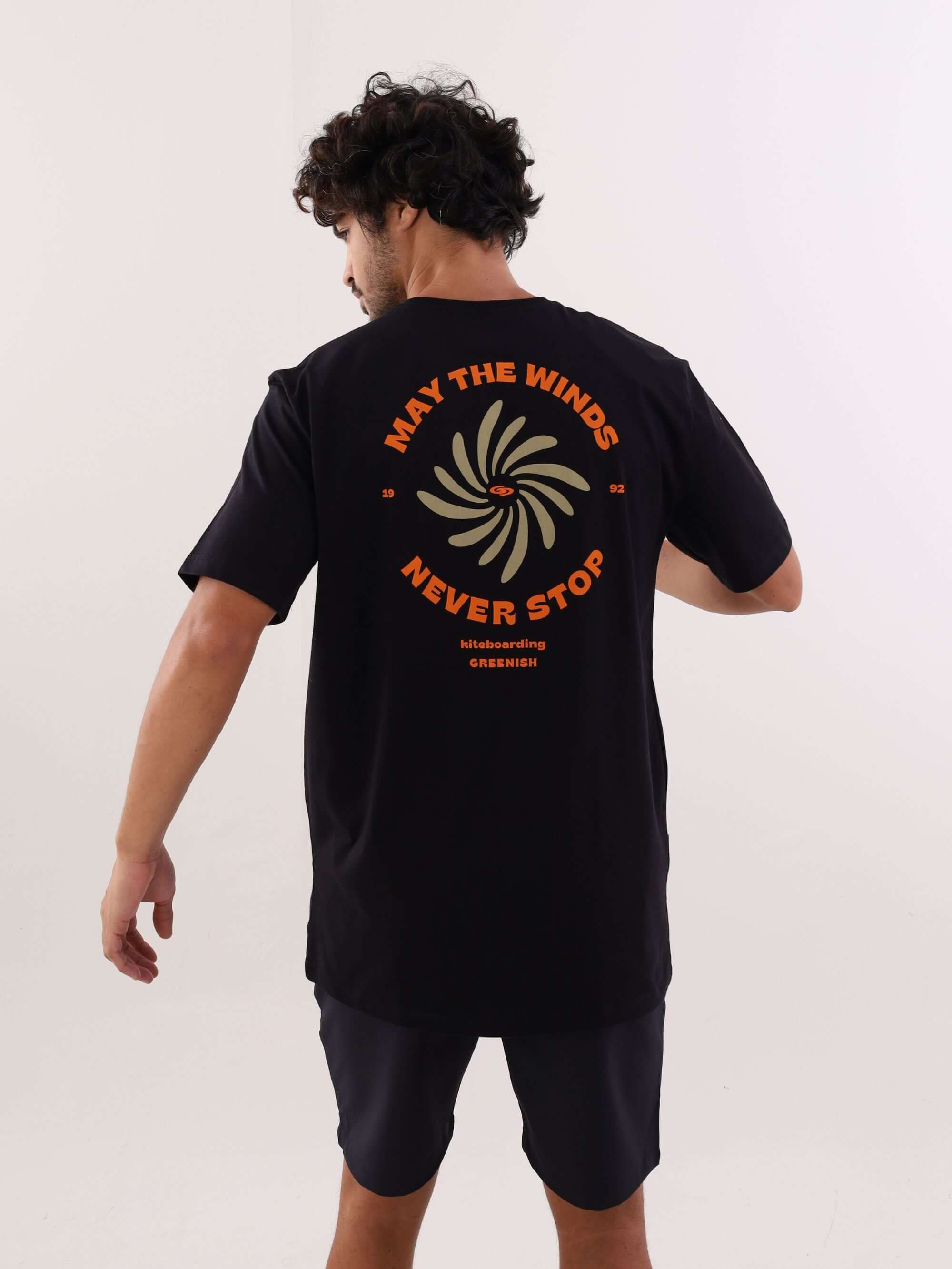 Camiseta Brings Fun preta da Greenish com estampa "May the winds never stop" nas costas.