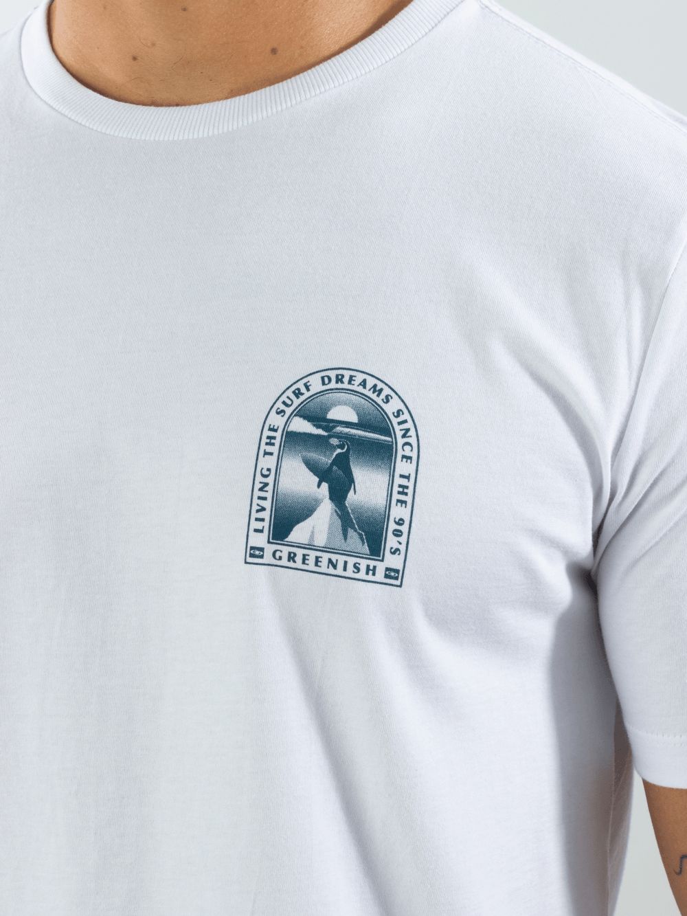 Camiseta branca Greenish com estampa original, ideal para amantes do surf e conforto diário.