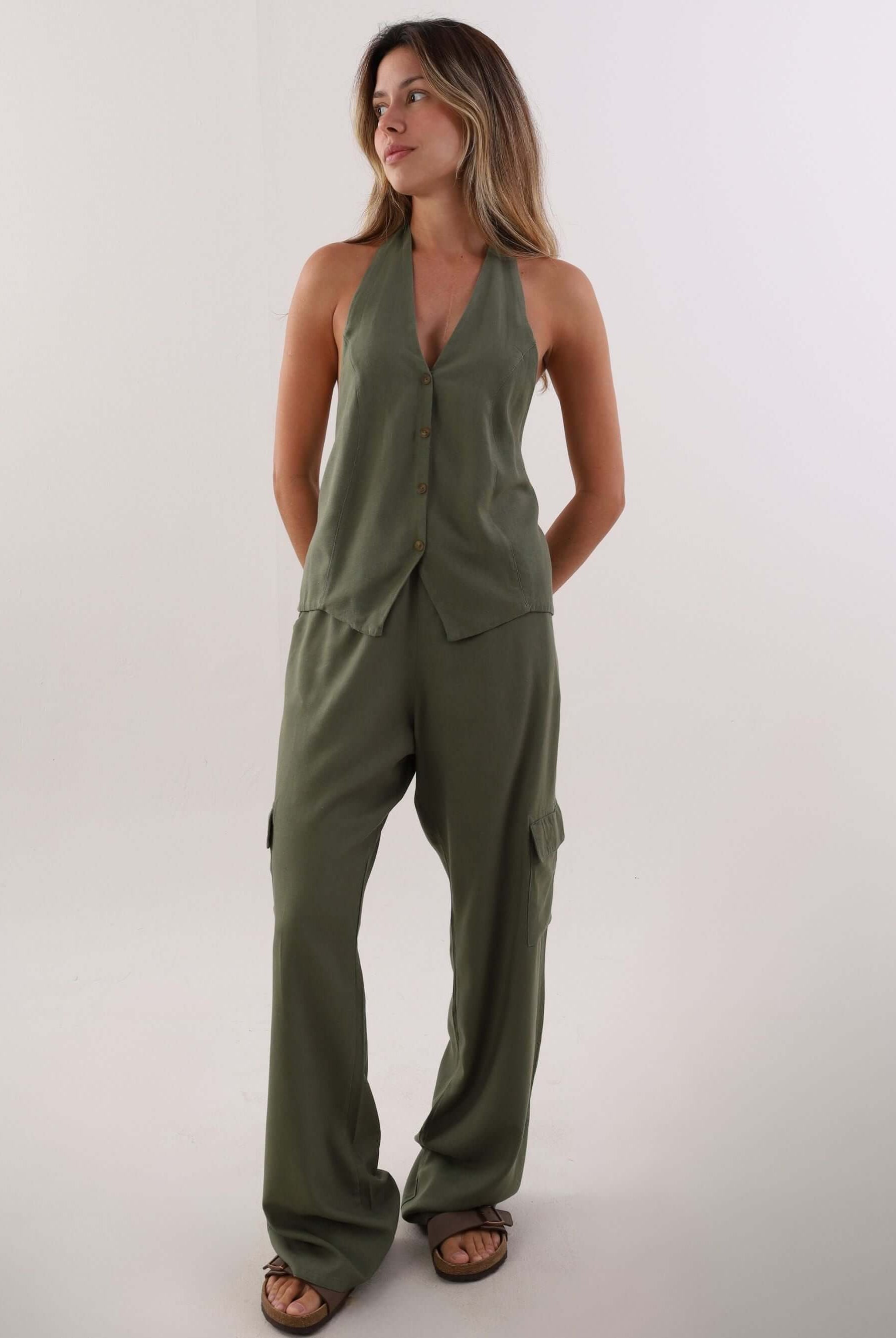 Calça reta cargo Taia da Greenish na cor verde escuro, modelo feminino elegante e confortável.