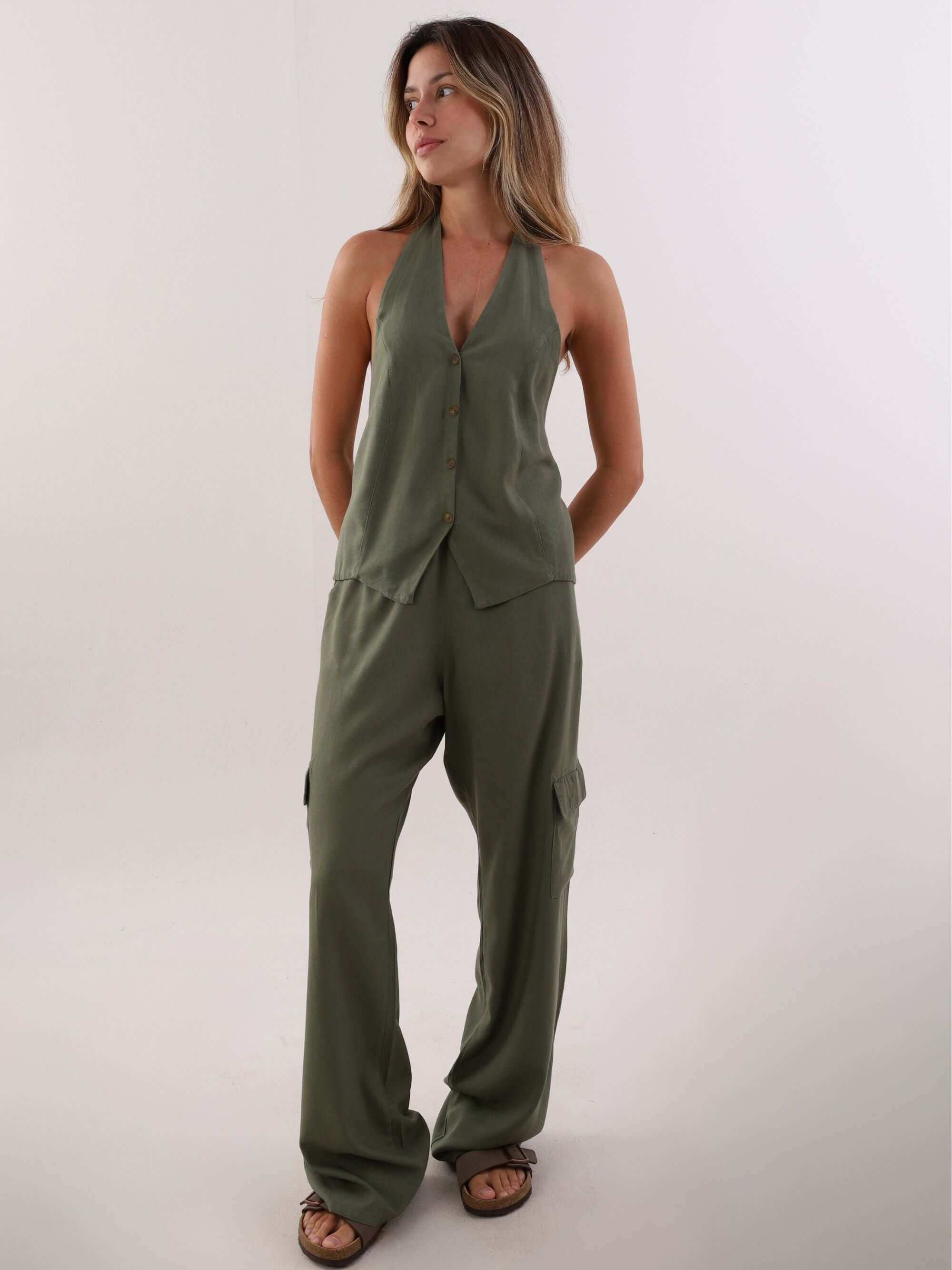 Calça reta cargo Taia da Greenish na cor verde escuro, modelo feminino elegante e confortável.