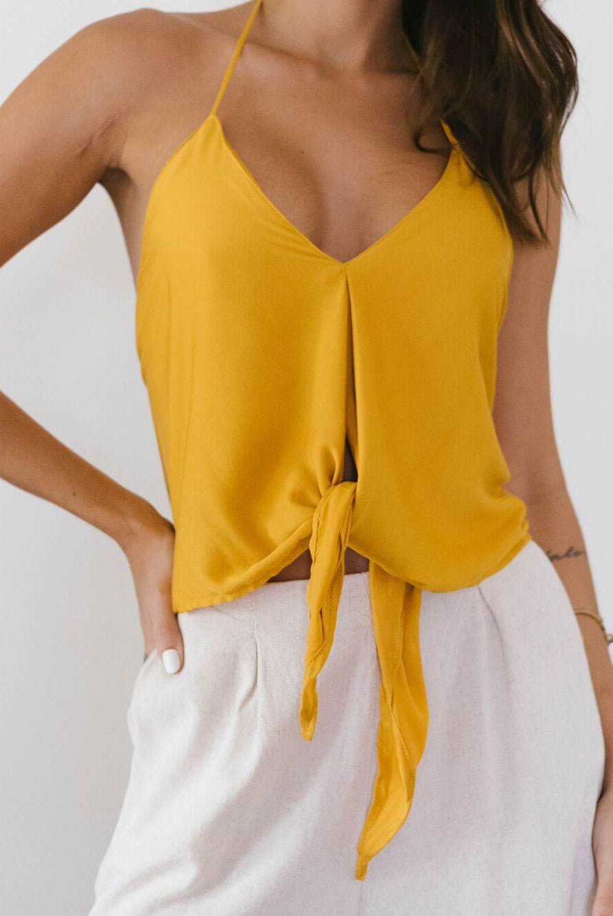 Blusa Lenço Nadia da Greenish, amarela mostarda, com decote em V e amarração na cintura, ideal para o verão.