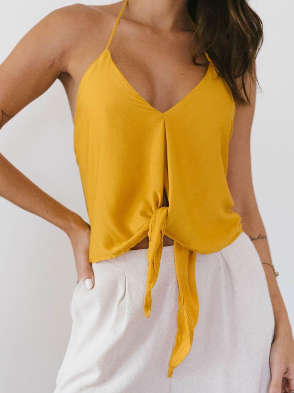 Blusa Lenço Nadia da Greenish, amarela mostarda, com decote em V e amarração na cintura, ideal para o verão.