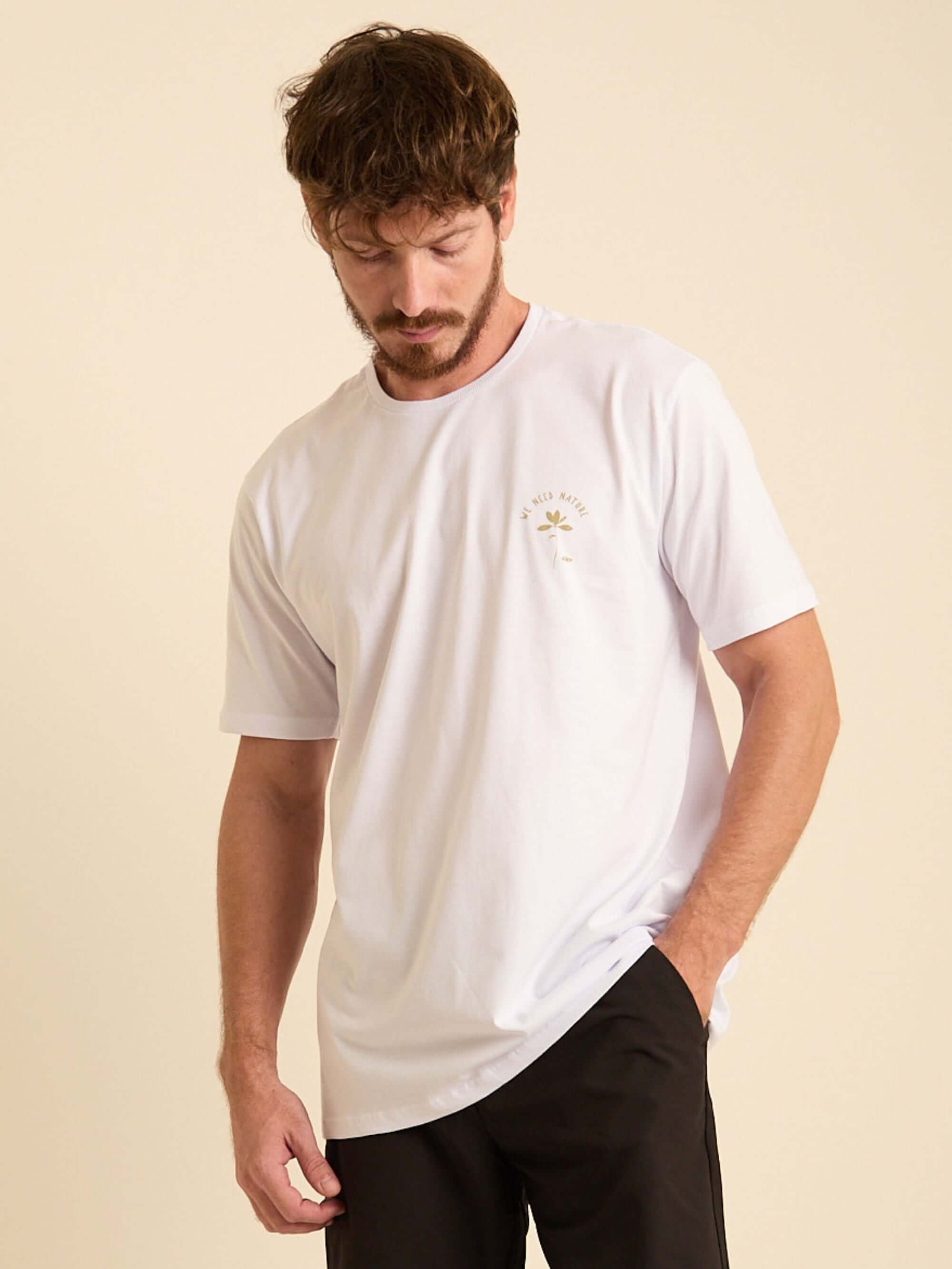 Camiseta Nature branca da Greenish, modelo clássico em 100% algodão, ideal para looks streetwear e confortáveis.