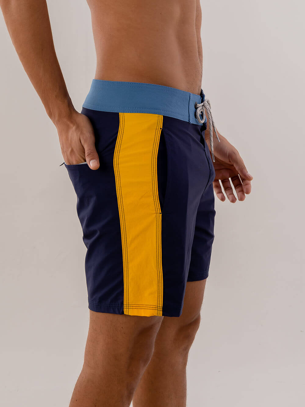 Calções de banho Boardwalk Classic Trunk Azul Marinho da Greenish, com design vintage e bolsos laterais.