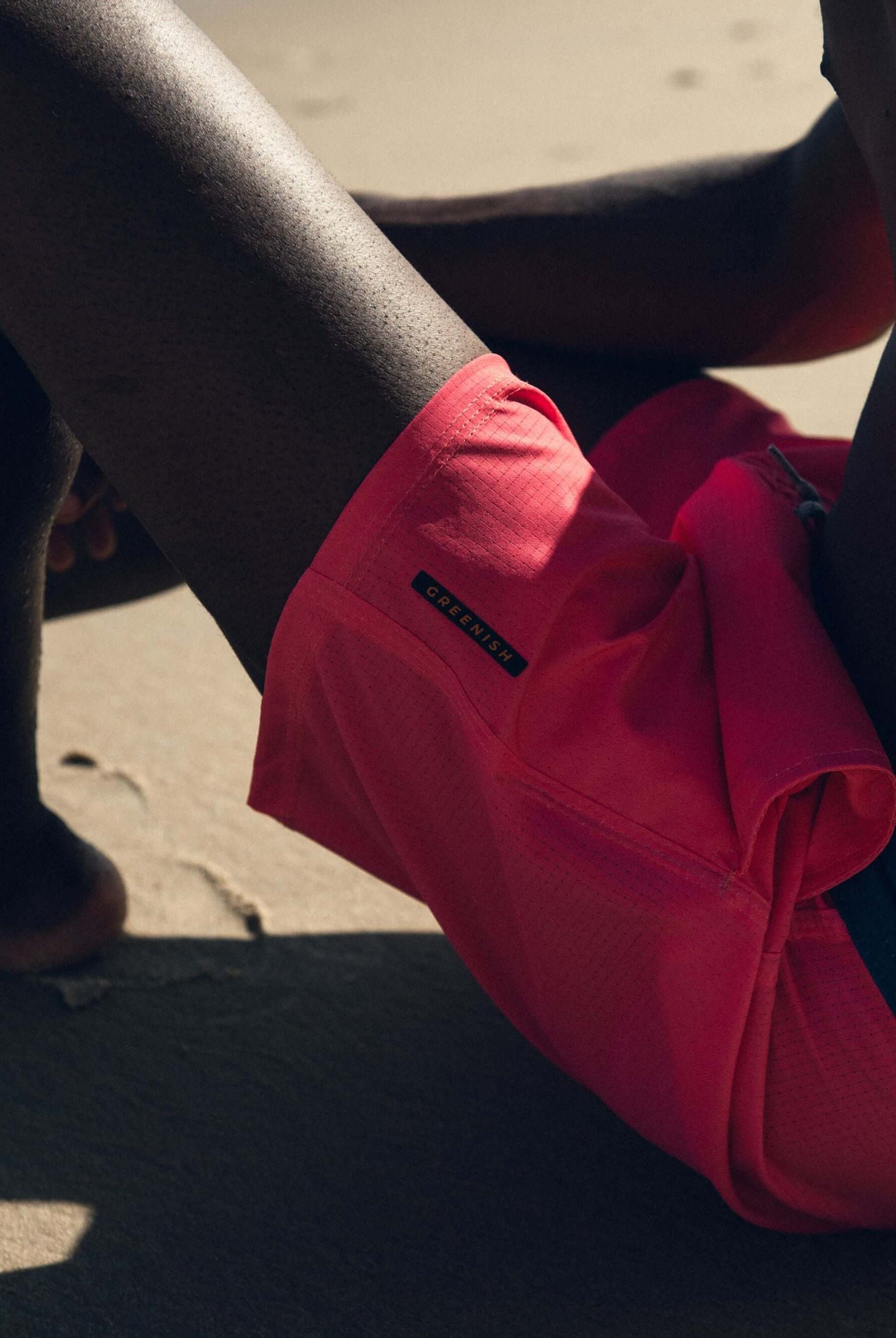 Bermuda Boardwalk Sunny Viber Coral da Greenish, leve e confortável, ideal para o surf e o dia a dia.