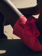 Bermuda Boardwalk Sunny Viber Coral da Greenish, leve e confortável, ideal para o surf e o dia a dia.