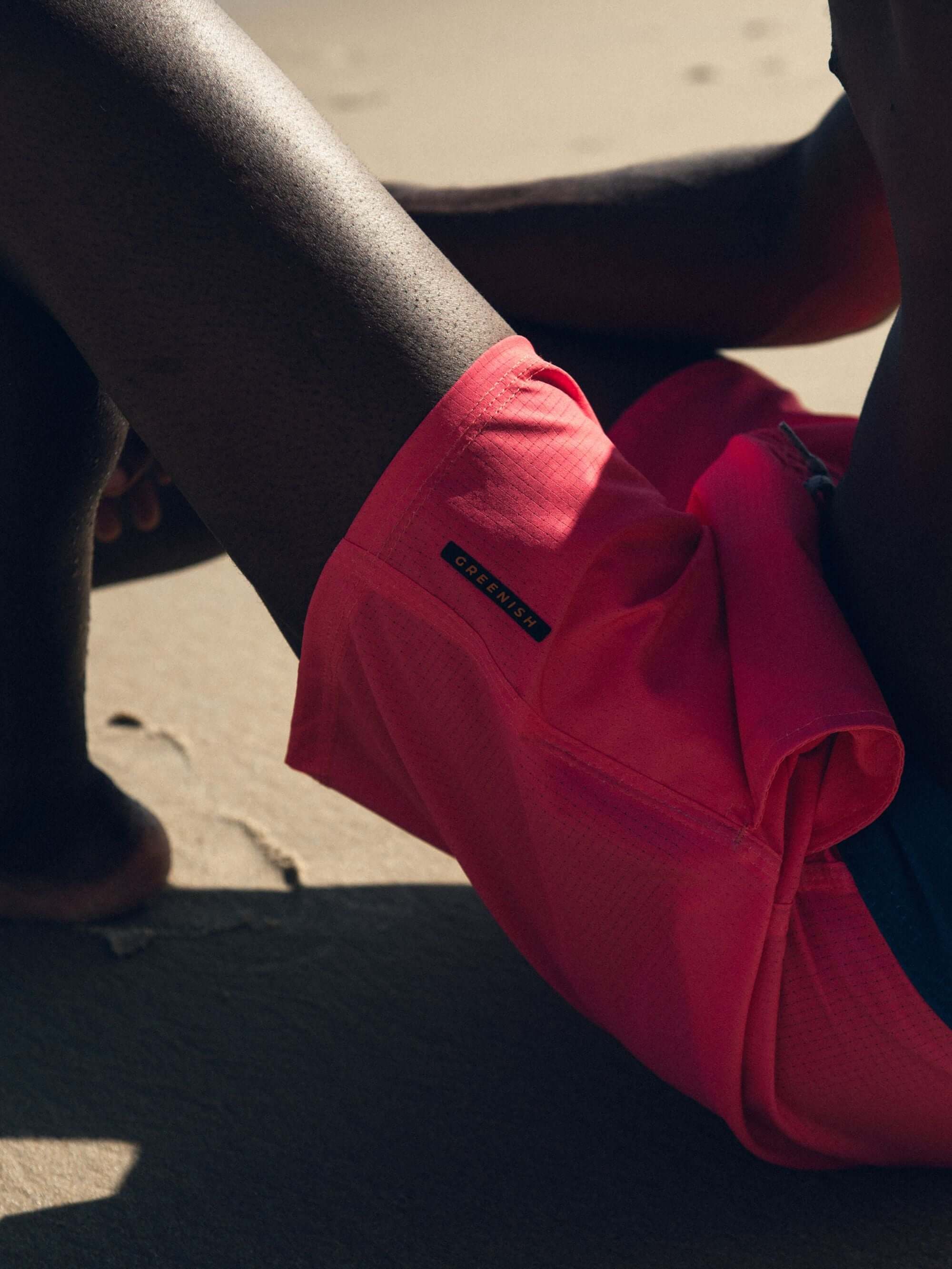 Bermuda Boardwalk Sunny Viber Coral da Greenish, leve e confortável, ideal para o surf e o dia a dia.