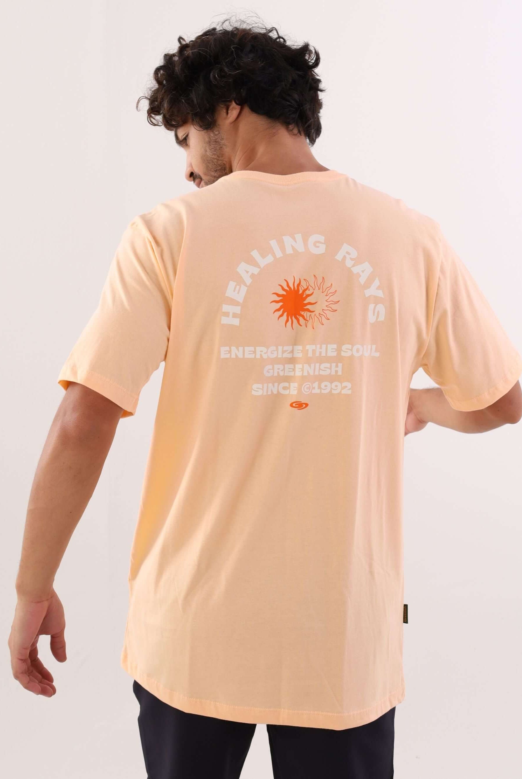 Camiseta Healing Rays salmon da Greenish, estampa energizante nas costas, um estilo único e moderno.