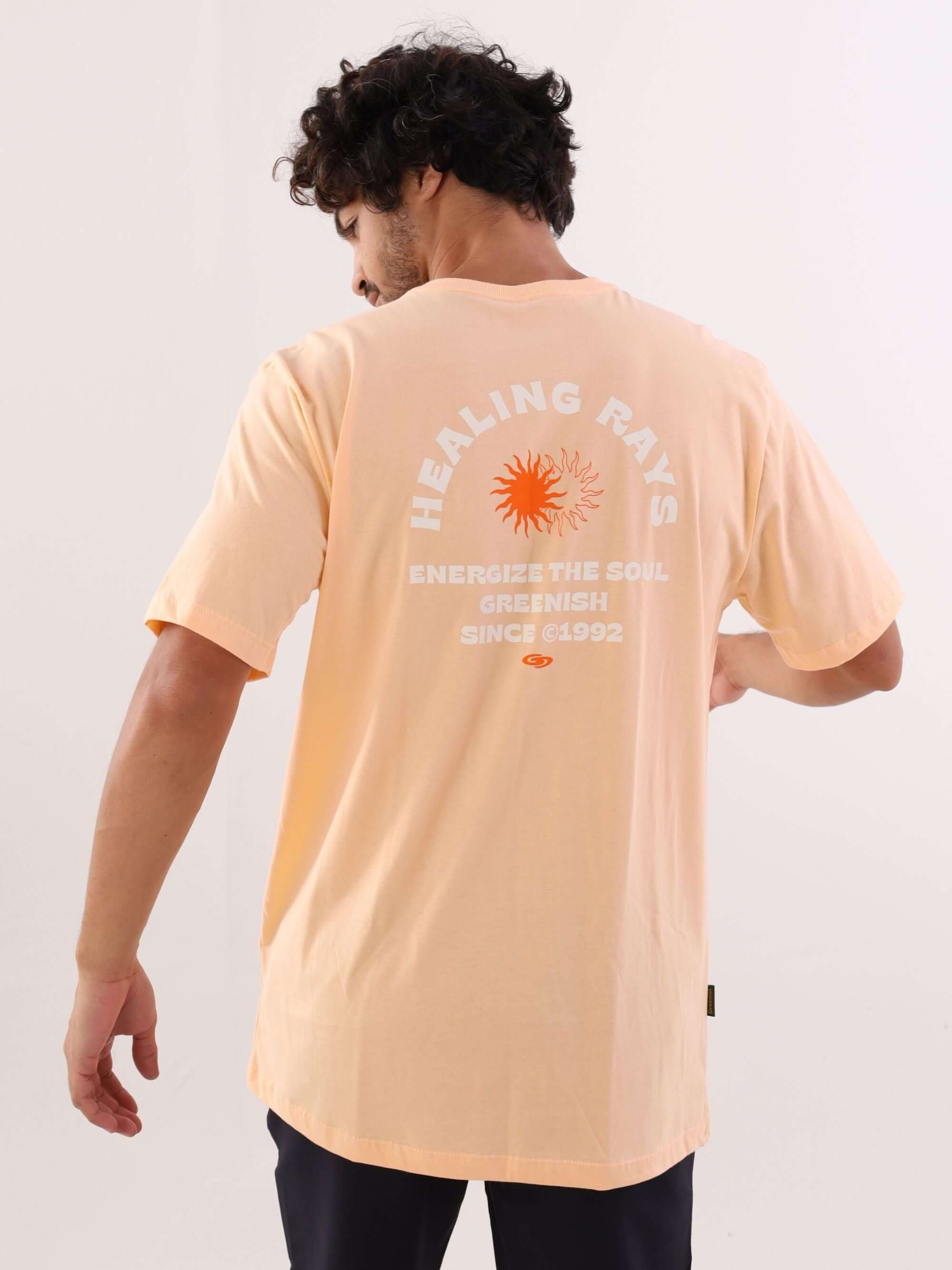 Camiseta Healing Rays salmon da Greenish, estampa energizante nas costas, um estilo único e moderno.