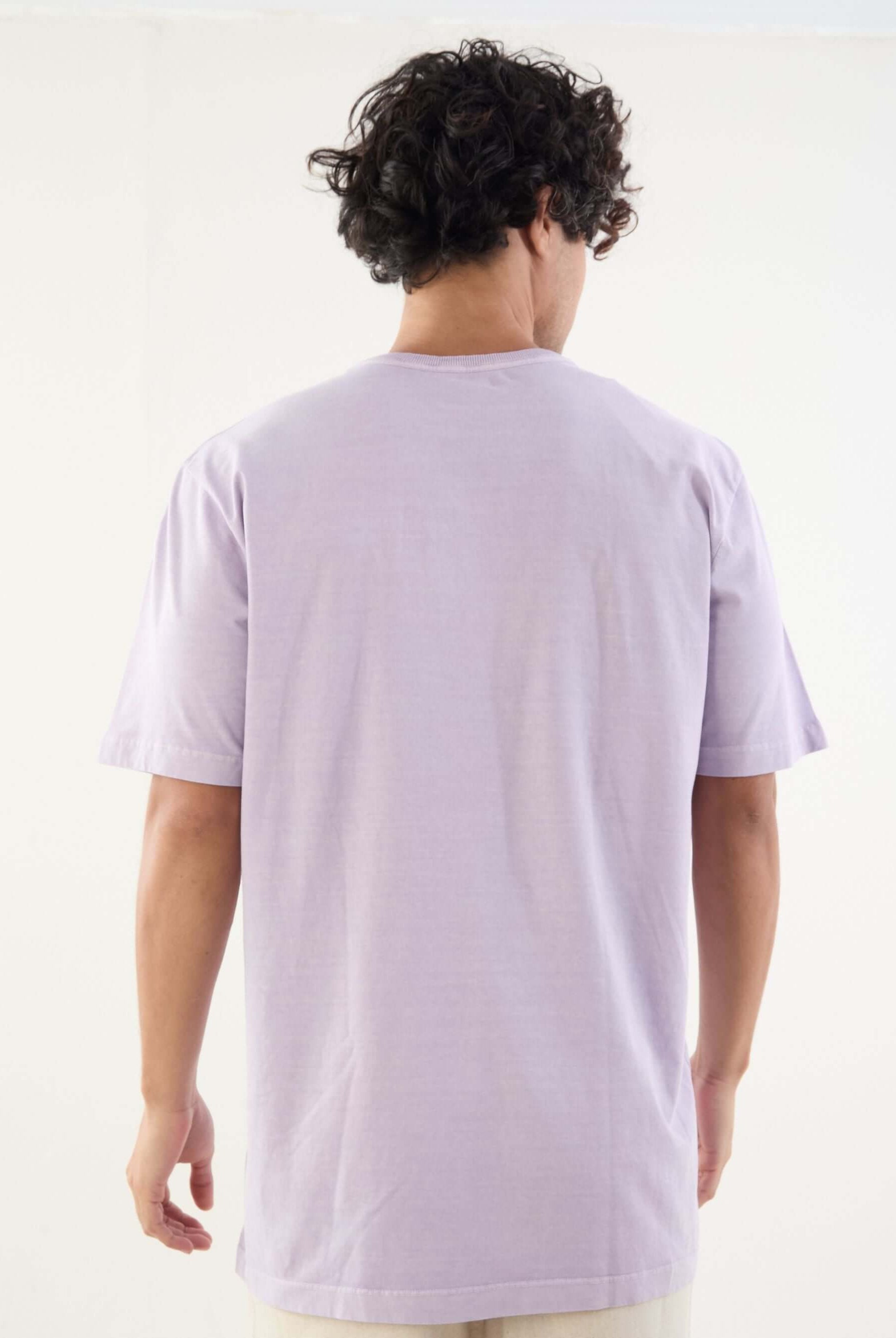 Camiseta lilás Stone Tropical Therapy da Greenish, vista pela parte de trás, estilo minimalista e confortável.