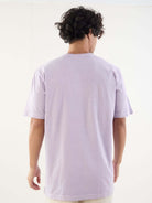 Camiseta lilás Stone Tropical Therapy da Greenish, vista pela parte de trás, estilo minimalista e confortável.